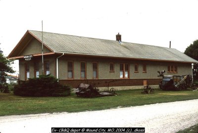 Ex-CBQ depot  Mound City MO-001.jpg