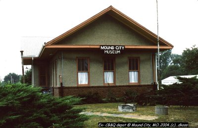 Ex-CBQ depot  Mound City MO-002.jpg
