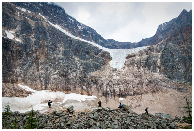 Hikers at the moraine viewpoint