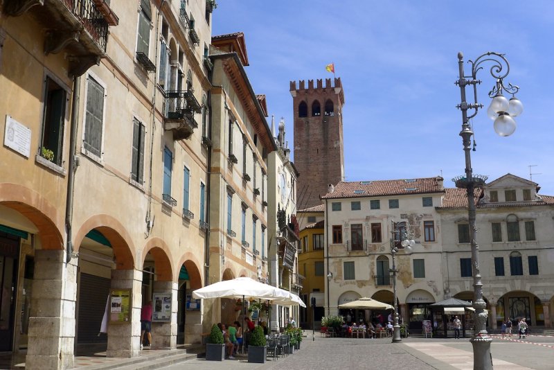 914 1 Piazza Liberta Bassano del Grappa.jpg