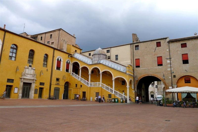 436 113 Ferrara Piazza Municipio.jpg