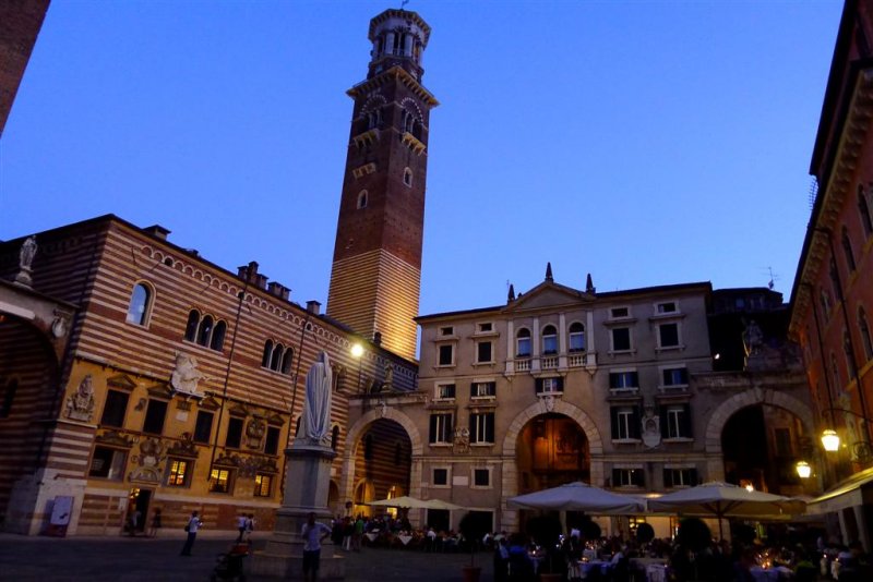 521 298 Verona Piazza Signori.jpg