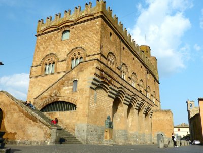 117 Orvieto Piazza del Popolo 2015 2.jpg