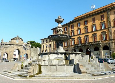 5011 Viterbo 2015 Piazza della Rocca.jpg