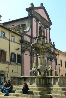 5098 Viterbo 2015 Piazza Fontana Grande.jpg