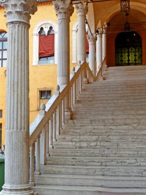 438 122 Ferrara Piazza Municipio.jpg