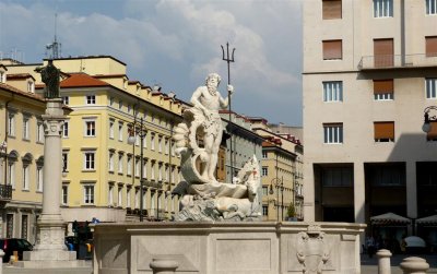 748 126 Trieste Piazza della Borsa.jpg