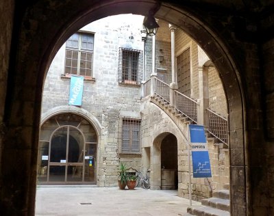 383 Picasso Museo Courtyard.jpg
