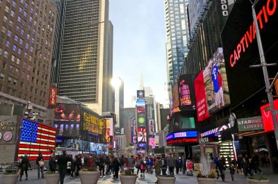 300 6 Times Square 2016.jpg