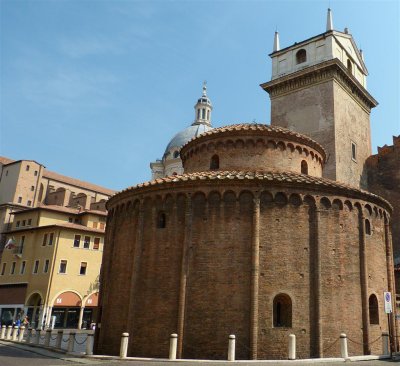 124 Rotunda di San Lorenzo Mantova Pz dell Erbe.jpg