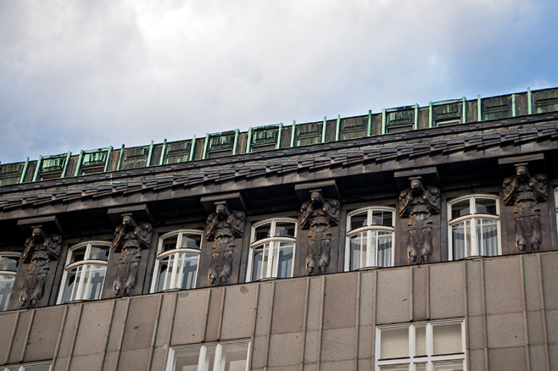 Atlantes Holding The Roof