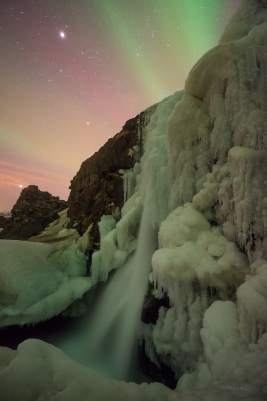 Falls under Northern Lights 02.jpg