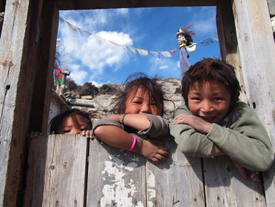 curious children in Pangling