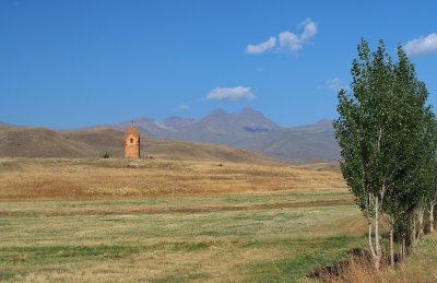 Kapelle mit Aragats im Hintergrund.jpg