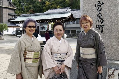 Ladies in kimono QS1