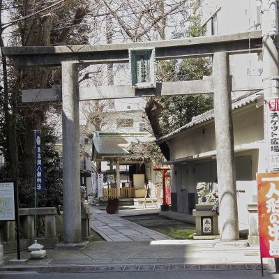 A shrine in Asakusabashi @f4.5 QS1