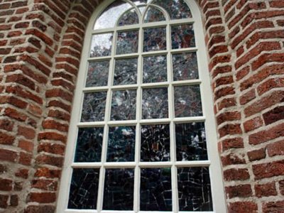 Nieuweschoot, PKN kerk gebrandschilderde ramen van buiten 14 [004], 2013.jpg
