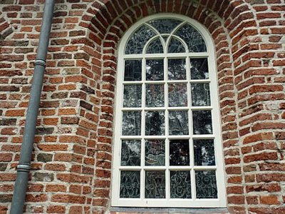 Nieuweschoot, PKN kerk gebrandschilderde ramen van buiten 15 [004], 2013.jpg