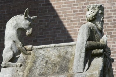 Haarlem, RK Kathedrale basiliek Sint Bavo aan buitenzijde [011], 2014 0620_crop.jpg