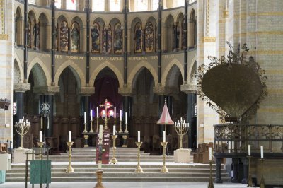 Haarlem, RK Kathedrale basiliek Sint Bavo bisschopsaltaar en koor [011], 2014 0708.jpg