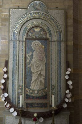 Haarlem, RK Kathedrale basiliek Sint Bavo mozaiek Koningin van Vrede [011], 2014 0670.jpg