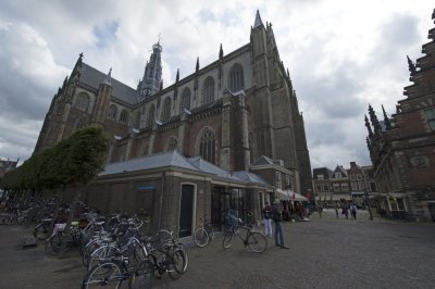 Haarlem, prot gem Grote of Sint Bavokerk aan buitenzijde [011], 2014 1104.jpg