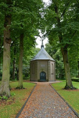 Nuenen, ref kerk voorm (Van Goghkerkje) 21, 2014.jpg