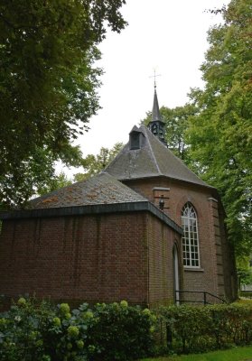 Nuenen, ref kerk voorm (Van Goghkerkje) 28, 2014.jpg