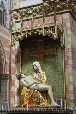 Den Haag RK Sint-Jacobus de Meerderekerk [011], 2015 7797 narthex pieta.jpg