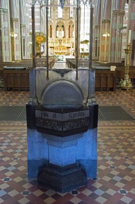 Den Haag RK Sint-Jacobus de Meerderekerk [011], 2015 7832 wijwaterbekken bij entree.jpg