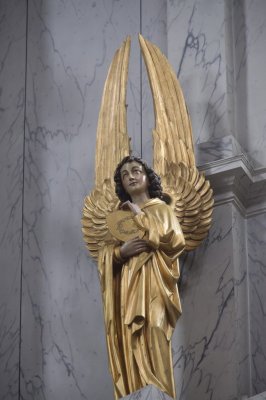 Oudenbosch RK Basiliek H.H. Agatha en Barbara engel boven sacrementsaltaar [011], 2015 2004.jpg