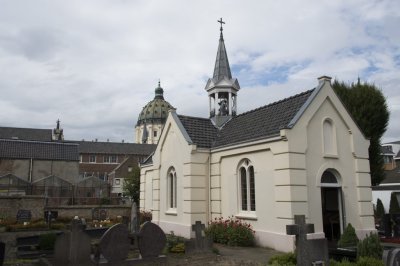 Oudenbosch St. Barbarakapel op begraafplaats [011], 2015 1894.jpg