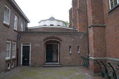 Leiden, RK Lodewijkskerk zijkapel op haringpleintje [011], 2015 2053.jpg