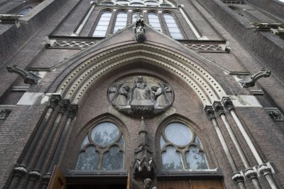 Delft, RK Maria van Jessekerk Tronende Christus boven entree [011], 2015 2363.jpg