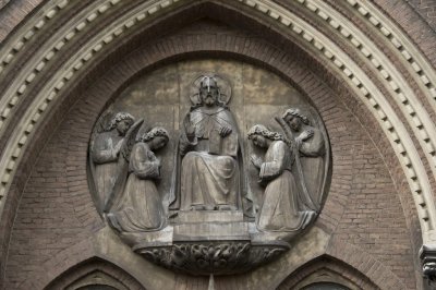 Delft, RK Maria van Jessekerk Tronende Christus boven entree [011], 2015 2366.jpg