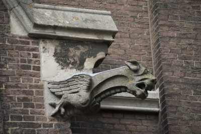 Delft, RK Maria van Jessekerk Versiering boven entree [011], 2015 2367.jpg