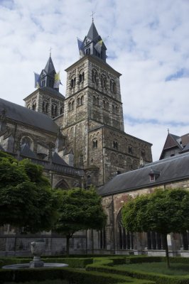 Maastricht RK Servaasbasiliek 10 Pandhof 2016 [011] 7774.jpg