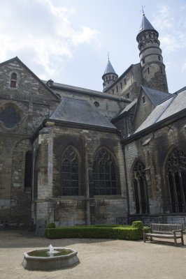 Maastricht RK OLV pandhof 2016 [011] 7918.jpg
