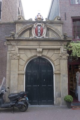 Amsterdam, Waalse kerk Oude Zijds 34 Poort Oude Hoogstraat [011], 2016 2882.jpg