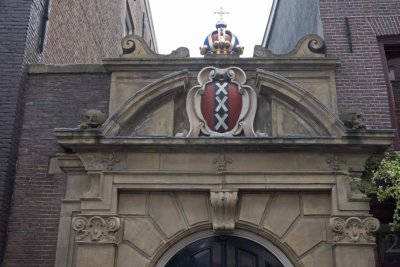 Amsterdam, Waalse kerk Oude Zijds 35 Poort Oude Hoogstraat [011], 2016 2883.jpg