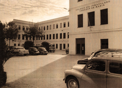 Coches en la entrada del colegio