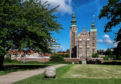 We started with a walk through the formal gardens at Rosenborg Castle