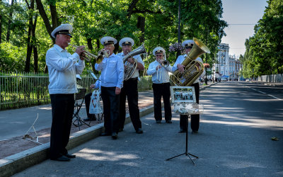 Street band greeting us at The Catherine Palace