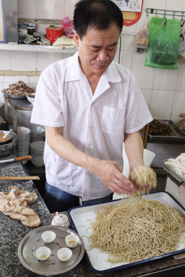 The noodle master at work 