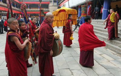KUMBUM MONASTERY - QINGHAI - SUNNING BUDDHA FESTIVAL 2013 (45).JPG