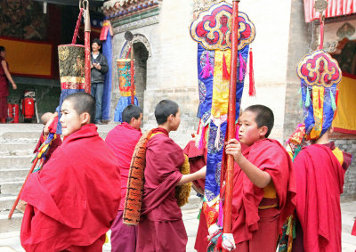 KUMBUM MONASTERY - QINGHAI - SUNNING BUDDHA FESTIVAL 2013 (49).jpg
