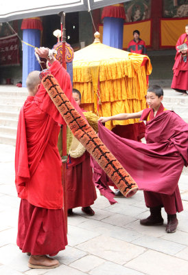 KUMBUM MONASTERY - QINGHAI - SUNNING BUDDHA FESTIVAL 2013 (68).JPG
