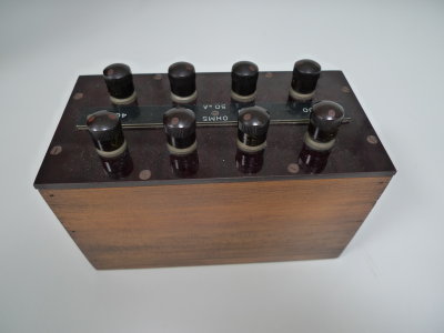 Fixed resistance box. Steps of 100 ohm