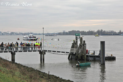 En daar komt de waterbus met Sinterklaas en de Zwarte Pieten