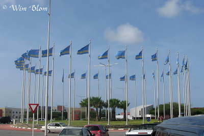 Vlaggen op de rotonde bij het vliegveld